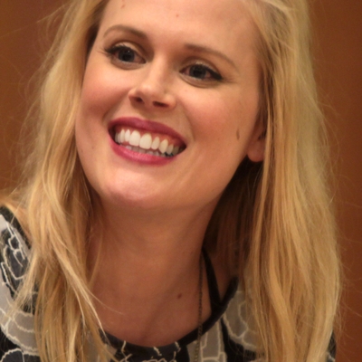 Janet Varney Autograph Profile