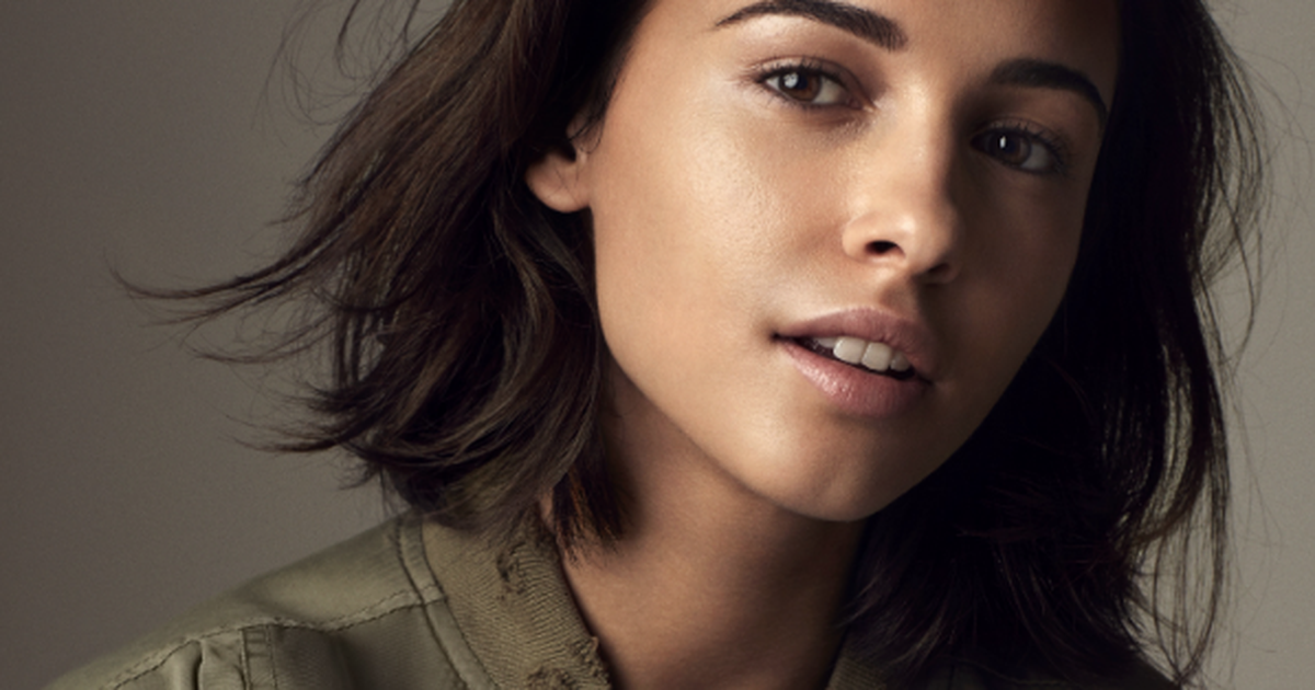 Naomi Scott Autographs for Sale on eBay · RACC