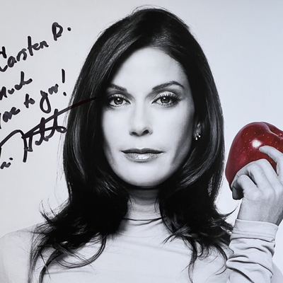 Teri Hatcher Autograph Profile