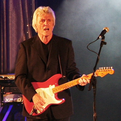 Bruce Welch Autograph Profile