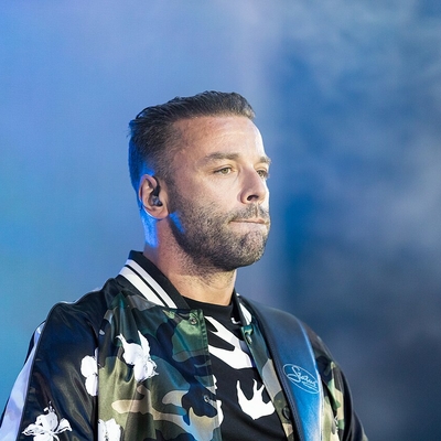 Chris Wolstenholme Autograph Profile