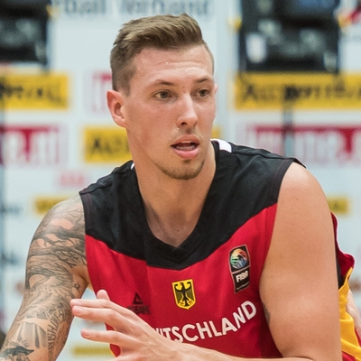 Daniel Theis Autograph Profile