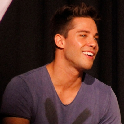 Dean Geyer Autograph Profile