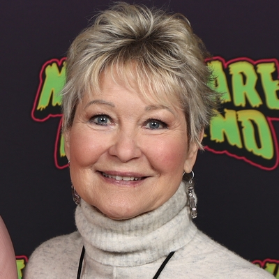 Dee Wallace Autograph Profile
