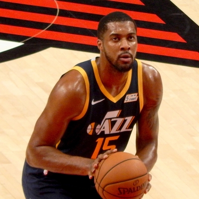 Derrick Favors Autograph Profile