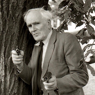 Desmond Llewelyn Autograph Profile