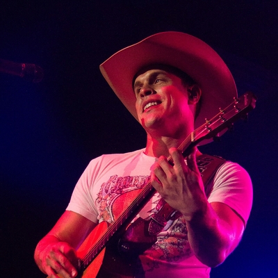Dustin Lynch Autograph Profile
