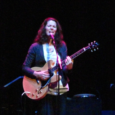 Edie Brickell Autograph Profile