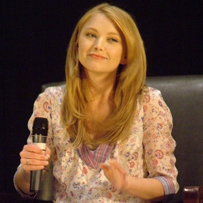 Elisabeth Harnois Autograph Profile