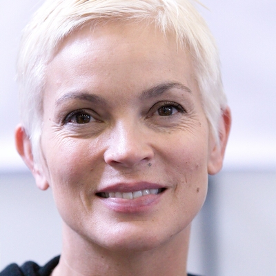 Elizabeth Gracen Autograph Profile