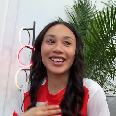 Eva Gutowski Autograph Profile