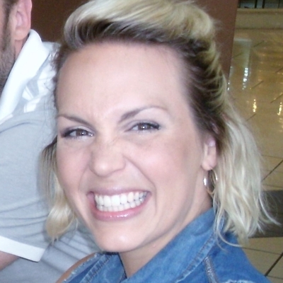 Evynne Hollens Autograph Profile