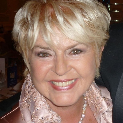 Gloria Hunniford Autograph Profile