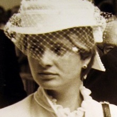 Gloria, Princess of Thurn and Taxis Autograph Profile