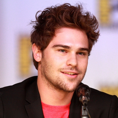 Grey Damon Autograph Profile