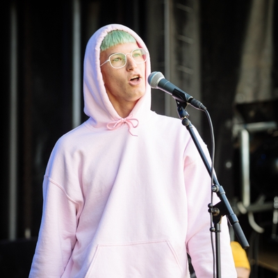 Gus Dapperton Autograph Profile