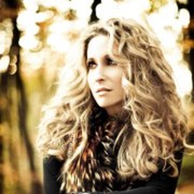 Heidi Newfield Autograph Profile