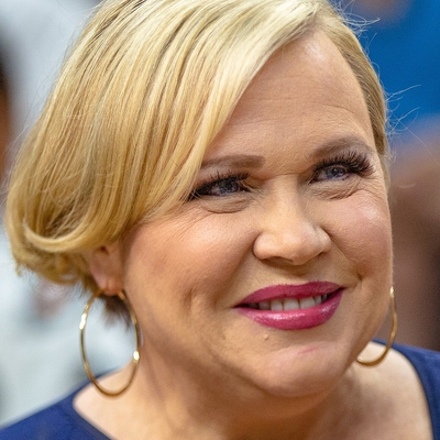 Holly Rowe Autograph Profile