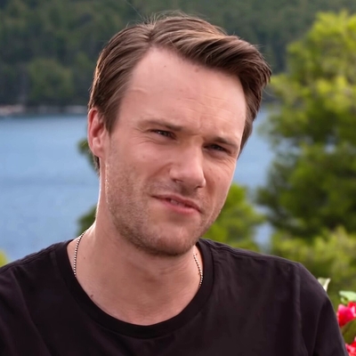 Hugh Skinner Autograph Profile