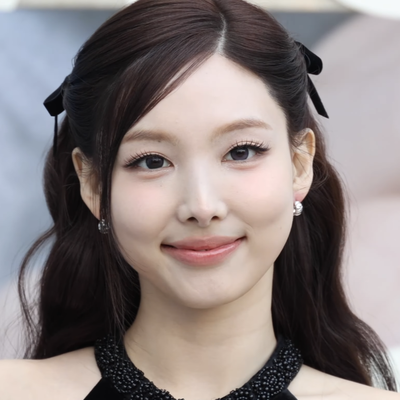 Im Nayeon Autograph Profile