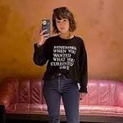 Milana Vayntrub Autograph Profile