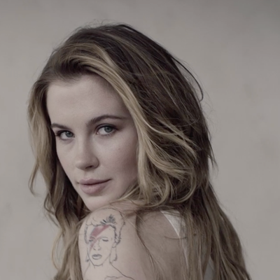 Ireland Baldwin Autograph Profile
