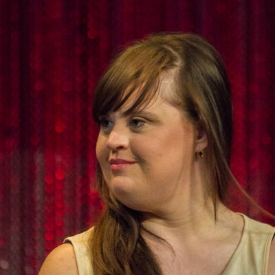 Jamie Brewer Autograph Profile