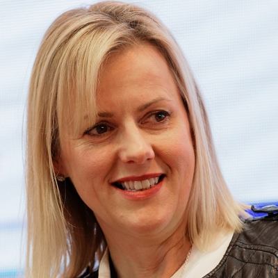 Jojo Moyes Autograph Profile