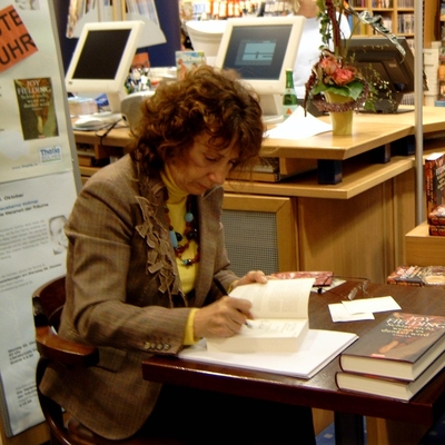 Joy Fielding Autograph Profile