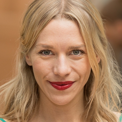 Julia Dietze Autograph Profile