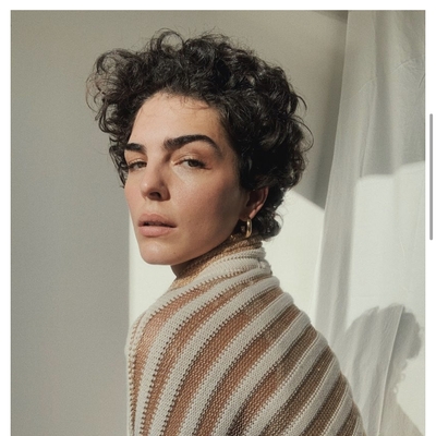 Julia Konrad Autograph Profile