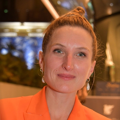 Julia Piaton Autograph Profile
