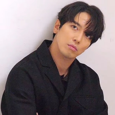 Jung Yong-hwa Autograph Profile