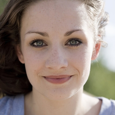 Karoline Teska Autograph Profile