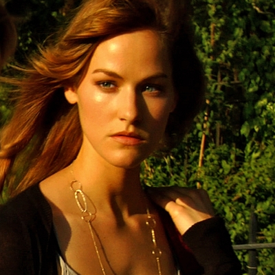 Kelly Overton Autograph Profile