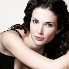 Laura Mennell