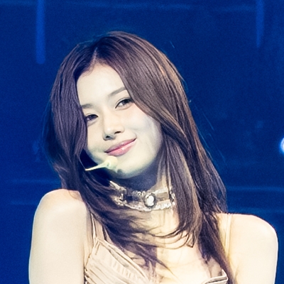 Minatozaki Sana Autograph Profile
