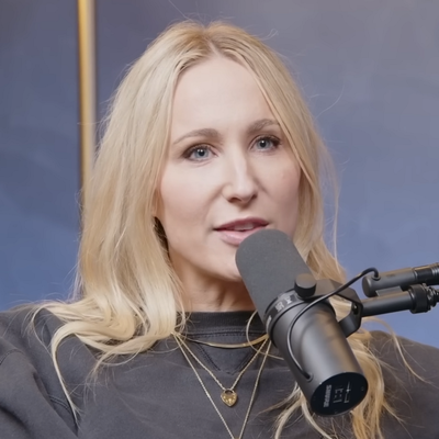 Nikki Glaser Autograph Profile