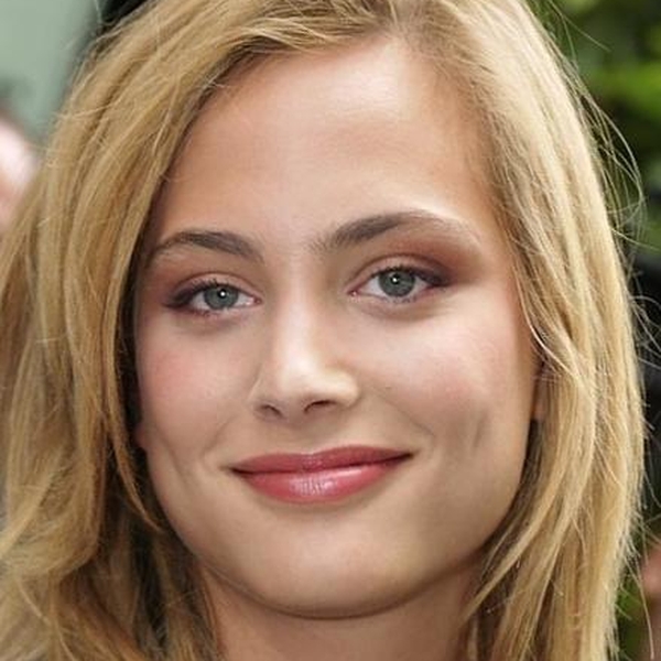 Nora Arnezeder