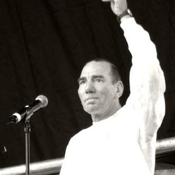 Pete Postlethwaite