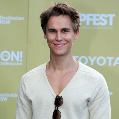 Rhys Wakefield Autograph Profile