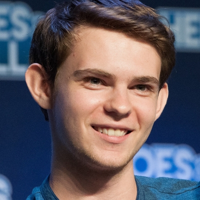 Robbie Kay Autograph Profile