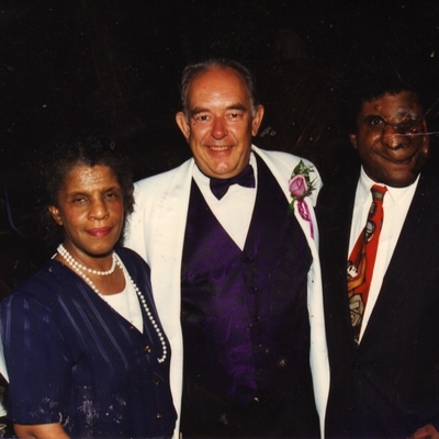 Robin Leach Autograph Profile