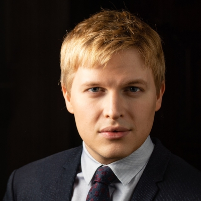 Ronan Farrow Autograph Profile