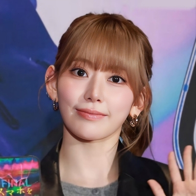 Sakura Miyawaki Autograph Profile