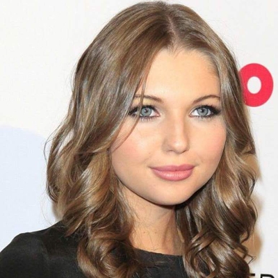 Sammi Hanratty Autograph Profile