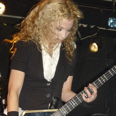 Sean Yseult Autograph Profile