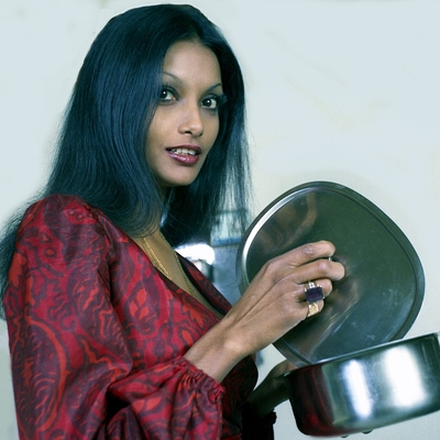 Shakira Caine Autograph Profile