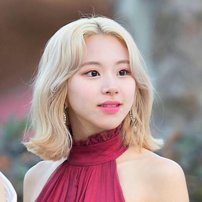 Son Chaeyoung Autograph Profile