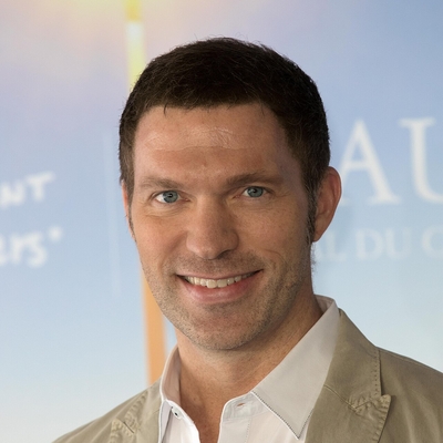 Travis Knight Autograph Profile